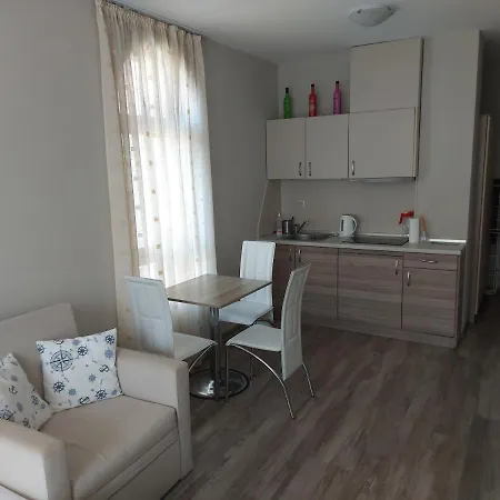 Charming Studio In A With A Pool Lejlighed Sveti Vlas